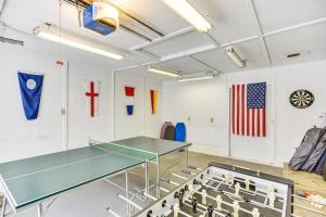 - une table de ping-pong dans une pièce arborant un drapeau américain dans l'établissement Serene Coastal Getaway in Little Compton!, à Little Compton