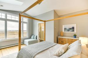 une chambre avec un lit et une fenêtre dans l'établissement Serene Coastal Getaway in Little Compton!, à Little Compton