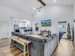 sala de estar con sofá grande y cocina en Nautical Nest, en Rockport