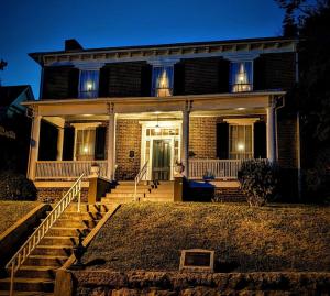 una casa con le luci sulla parte anteriore di Historic Home with Southern Charm a Bristol