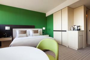 Cama ou camas em um quarto em Crowne Plaza Geneva by IHG