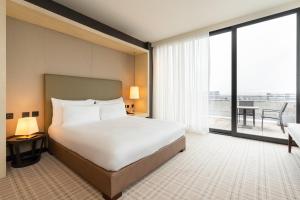 Cama ou camas em um quarto em Crowne Plaza Geneva by IHG