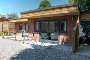a small brick house with a table and chairs at Luxury Suite - Samson in Beverley with patio and private parking in Beverley