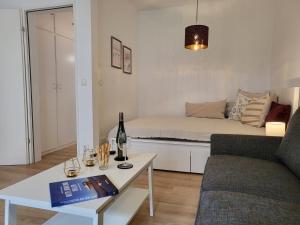 a living room with a couch and a table with wine glasses at Klaus Huus in Böhl