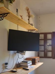 Televisyen dan/atau pusat hiburan di Casa Lua e Flor