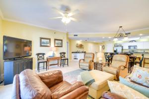 TV a/nebo společenská místnost v ubytování Waterfront Orange Beach Condo with Bayside Balcony!