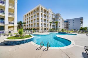 Bazén v ubytování Waterfront Orange Beach Condo with Bayside Balcony! nebo v jeho okolí