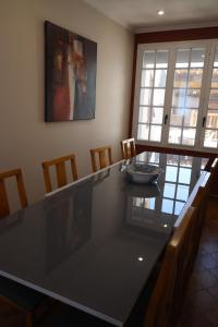 ein Esszimmer mit Tisch und Stühlen in der Unterkunft Le Planol - Maison avec jardin et terrasse in Alzonne + 13 Fotos