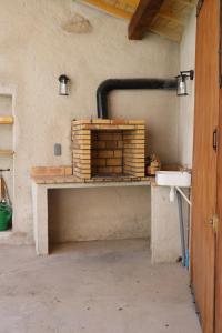 Zimmer mit Ziegelwand und Waschbecken in der Unterkunft Le Planol - Maison avec jardin et terrasse in Alzonne