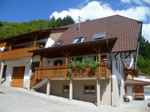 - un bâtiment avec un balcon orné de plantes dans l'établissement Obsthof Vogthof, à Lautenbach
