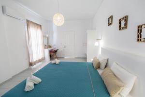 Blue Island hotel Santorini客房内的一张或多张床位