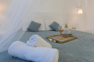 Blue Island hotel Santorini客房内的一张或多张床位