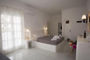Blue Island hotel Santorini客房内的一张或多张床位