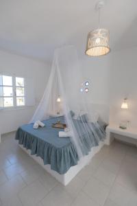 Blue Island hotel Santorini客房内的一张或多张床位