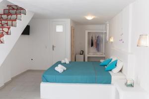 Blue Island hotel Santorini客房内的一张或多张床位