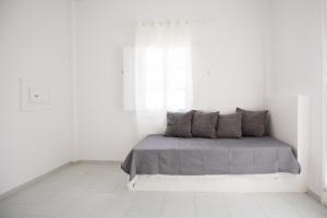 Blue Island hotel Santorini客房内的一张或多张床位