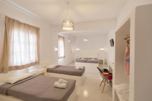 Blue Island hotel Santorini客房内的一张或多张床位