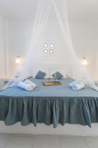 Blue Island hotel Santorini客房内的一张或多张床位