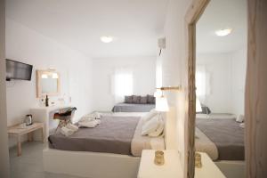 Blue Island hotel Santorini客房内的一张或多张床位
