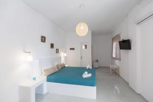 Blue Island hotel Santorini客房内的一张或多张床位