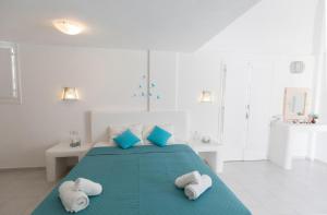 Blue Island hotel Santorini客房内的一张或多张床位