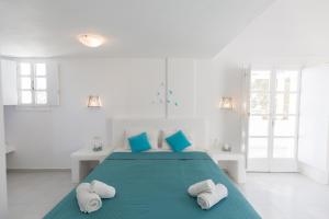 Blue Island hotel Santorini客房内的一张或多张床位