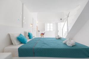 Blue Island hotel Santorini客房内的一张或多张床位