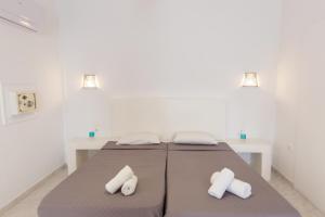Blue Island hotel Santorini客房内的一张或多张床位