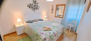 a small bedroom with a bed and a mirror at Isabel Dream I, 400m from the train in Rinchoa