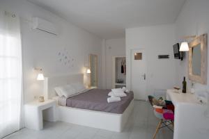 佩里萨Blue Island hotel Santorini的白色卧室设有床铺和水槽