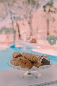 佩里萨Blue Island hotel Santorini的桌上的一块饼干和一块蛋糕
