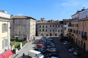 een groep auto's geparkeerd op een parkeerplaats bij B&B Palazzo Migliani in Ascoli Piceno