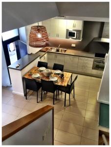 A kitchen or kitchenette at Casas Apartamentos Gracia
