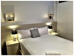 A bed or beds in a room at Casas Apartamentos Gracia