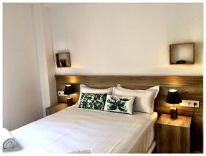 A bed or beds in a room at Casas Apartamentos Gracia