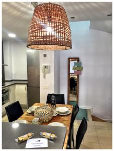 A kitchen or kitchenette at Casas Apartamentos Gracia