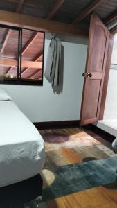 een slaapkamer met een bed en een open deur bij Vivienda turística Doña Barbara in Jardin +44 foto's