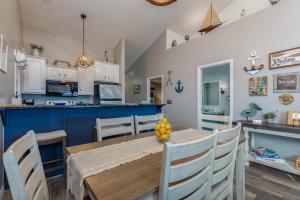 Η κουζίνα ή μικρή κουζίνα στο 2BR Village At Indian Point 1212 near SDC - Free Tickets Daily up to $500