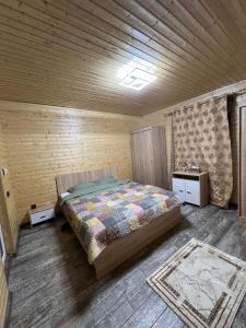 Un dormitorio con una cama en una habitación de madera. en La Canton Cheia, en Cheia
