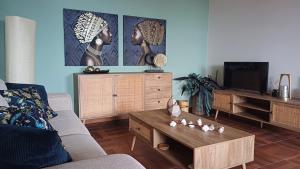 Televízia a/alebo spoločenská miestnosť v ubytovaní Great sea view apartment kokkini hani