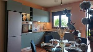 Kuchyňa alebo kuchynka v ubytovaní Great sea view apartment kokkini hani