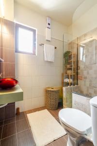 Kúpeľňa v ubytovaní Great sea view apartment kokkini hani