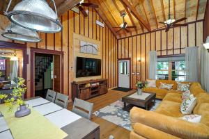 una sala de estar con un sofá y una mesa en Dollybrook 6 Pet Friendly Community Pool Groups Welcome, en Fennville