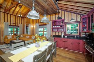 una cocina con armarios rojos y una mesa con sillas. en Dollybrook 6 Pet Friendly Community Pool Groups Welcome, en Fennville
