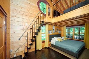 Un dormitorio con una cama y una escalera de caracol. en Dollybrook 6 Pet Friendly Community Pool Groups Welcome, en Fennville 38 fotos más