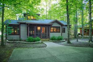 una pequeña casa en medio del bosque en Dollybrook 3 Pet Friendly Community Pool Groups Welcome, en Fennville
