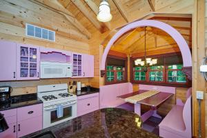 Una cocina con electrodomésticos rosas y un techo de madera. en Dollybrook 3 Pet Friendly Community Pool Groups Welcome, en Fennville