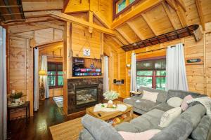 Una sala de estar con un sofá y una chimenea. en Dollybrook 3 Pet Friendly Community Pool Groups Welcome, en Fennville
