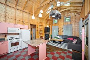 Cabaña de madera con cocina y sala de estar. en Dollybrook 4 Pet Friendly Community Pool Groups Welcome, en Fennville