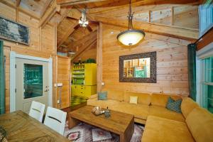 una sala de estar con un sofá y una mesa en Dollybrook 2 Pet Friendly Community Pool Groups Welcome, en Fennville